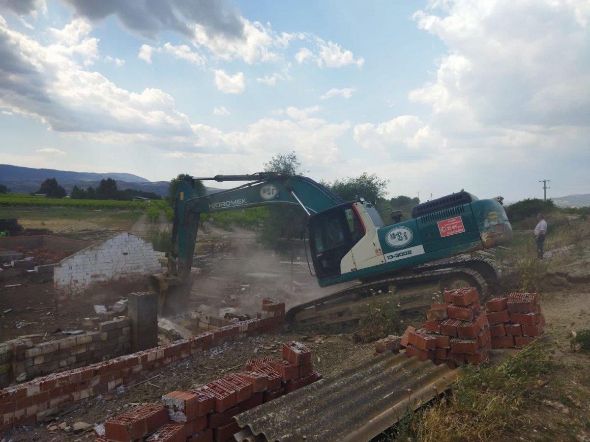 Manisa'da kaçak inşa edilen yapılar yıkılıyor