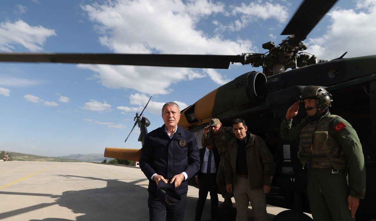 Hulusi Akar ve komutanlar Irak sınırında