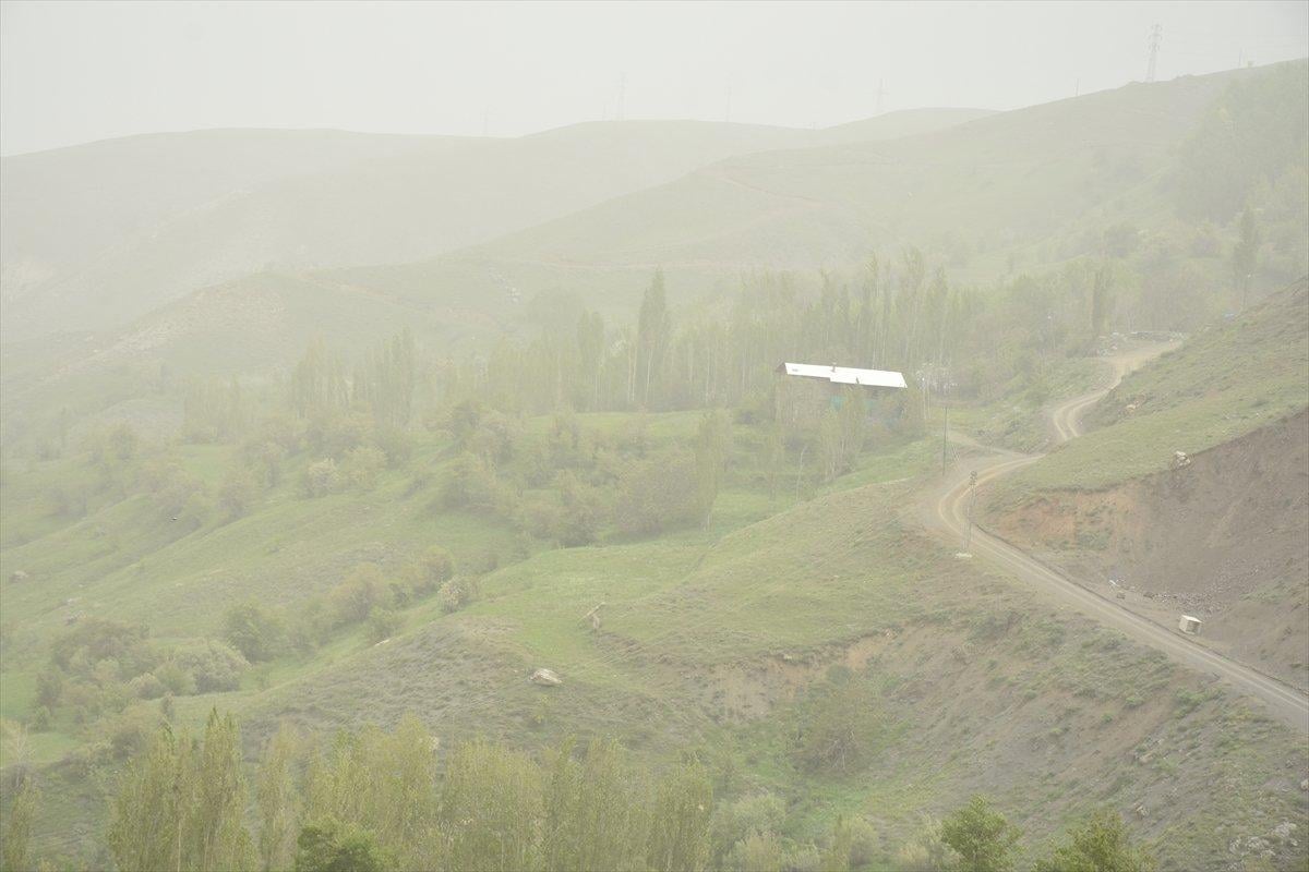 Hakkari'de toz taşınımı etkisini sürdürüyor