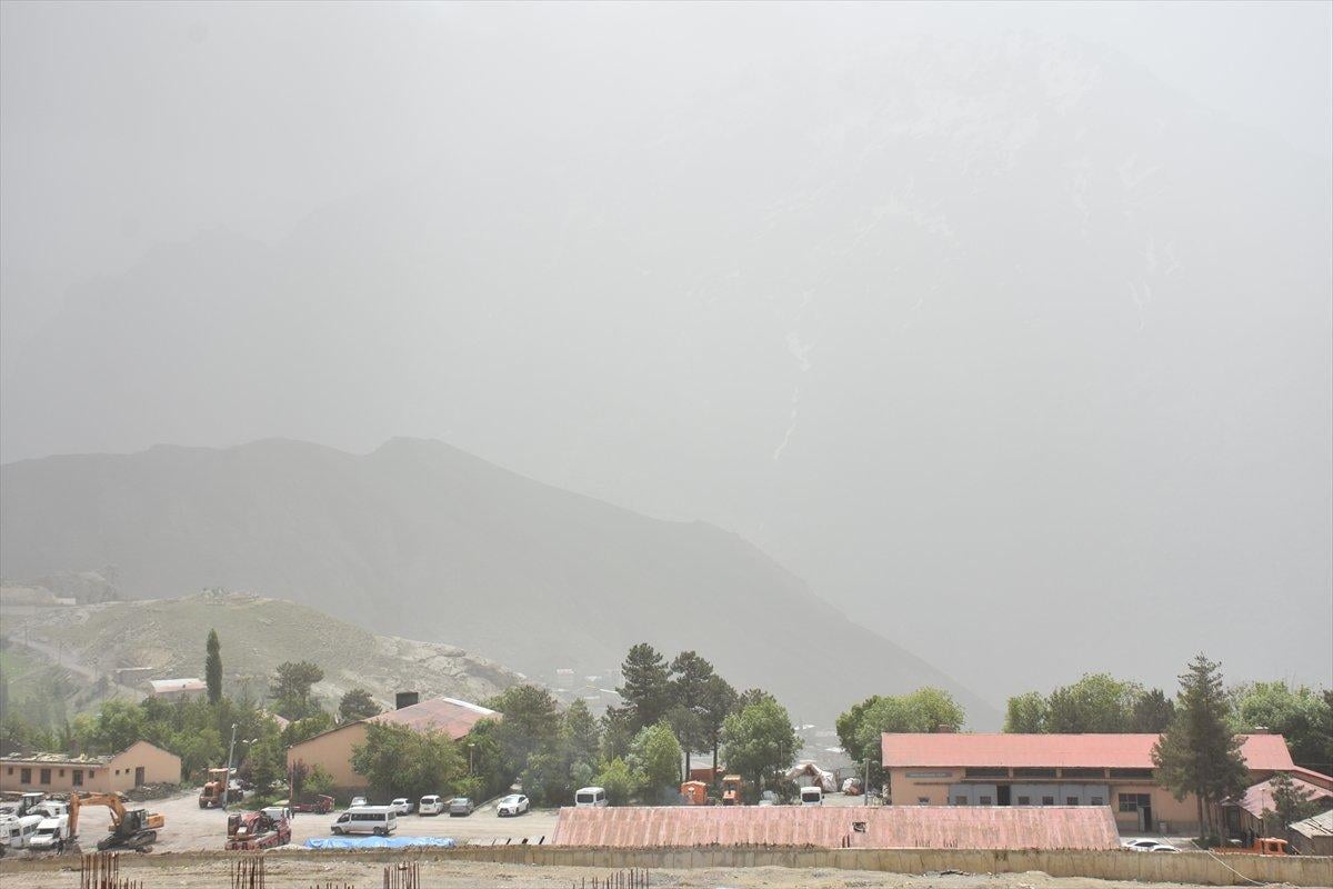 Hakkari'de toz taşınımı etkisini sürdürüyor