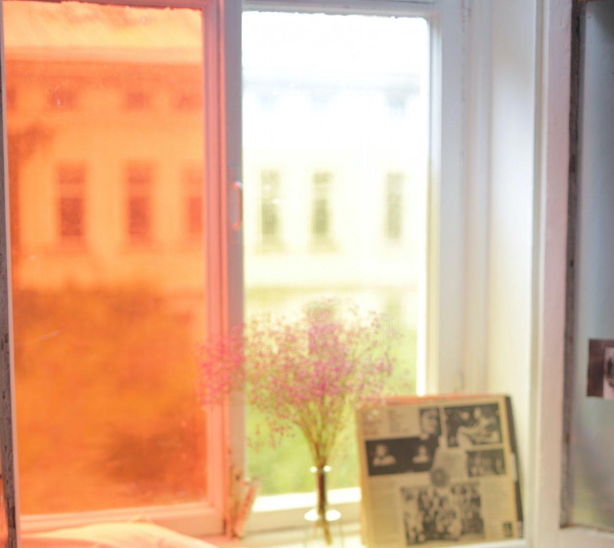 Perdeler yerini renkli cam filmlerine bırakıyor