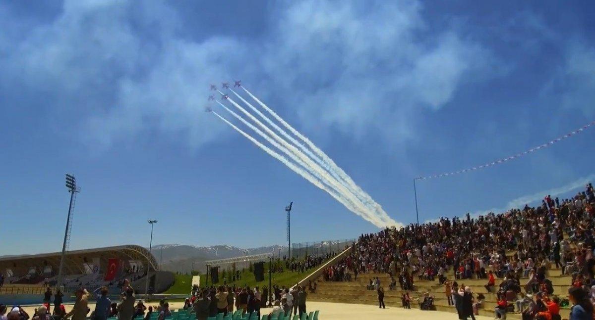 Erzincan'da Türk Yıldızları’nın nefes kesen akrobasi gösterisi