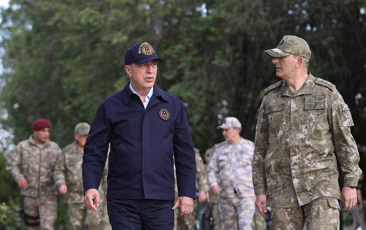 Hulusi Akar ve komutanlar Irak sınırında