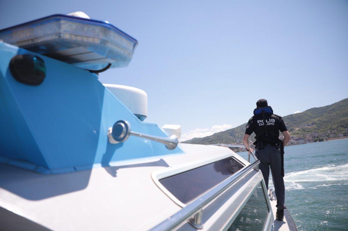 Kocaeli'de midye avcıları polis görünce kaçmaya çalıştı