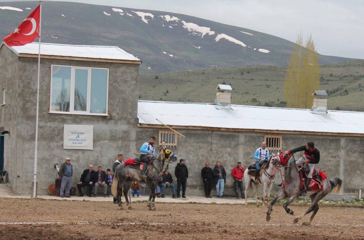 Bayburt'ta cirit müsabakasındaki muhabirin zor anları