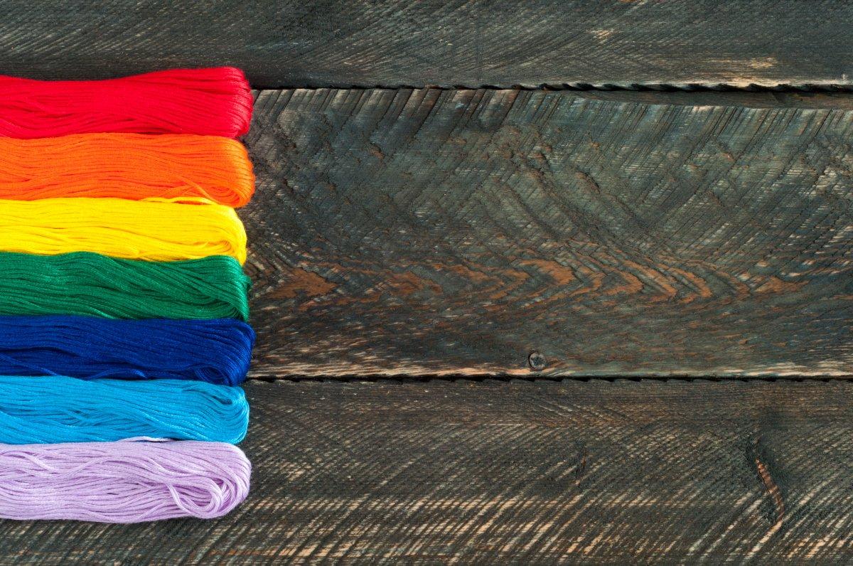 Perdeler yerini renkli cam filmlerine bırakıyor