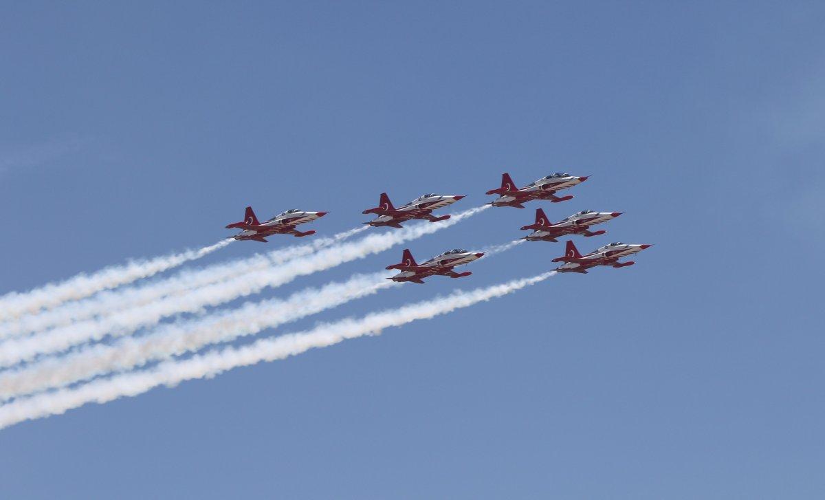 Erzincan'da Türk Yıldızları’nın nefes kesen akrobasi gösterisi