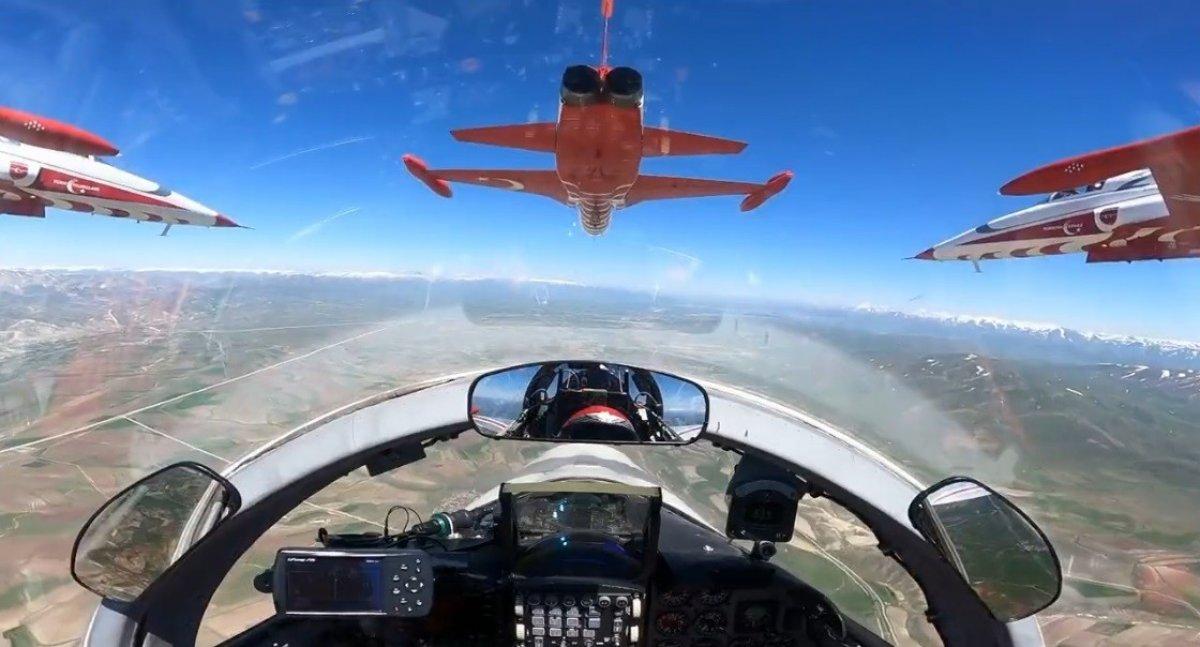 Erzincan'da Türk Yıldızları’nın nefes kesen akrobasi gösterisi