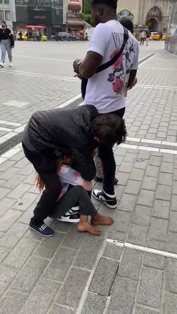 Fatih'te turistin bacağına sarılıp bırakmayan dilenci çocuk