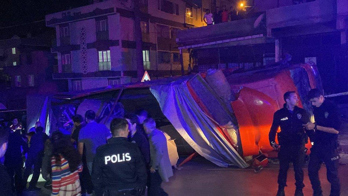 Kocaeli'de freni boşalan kamyon kamelyaya çarptı: Yaralılar var