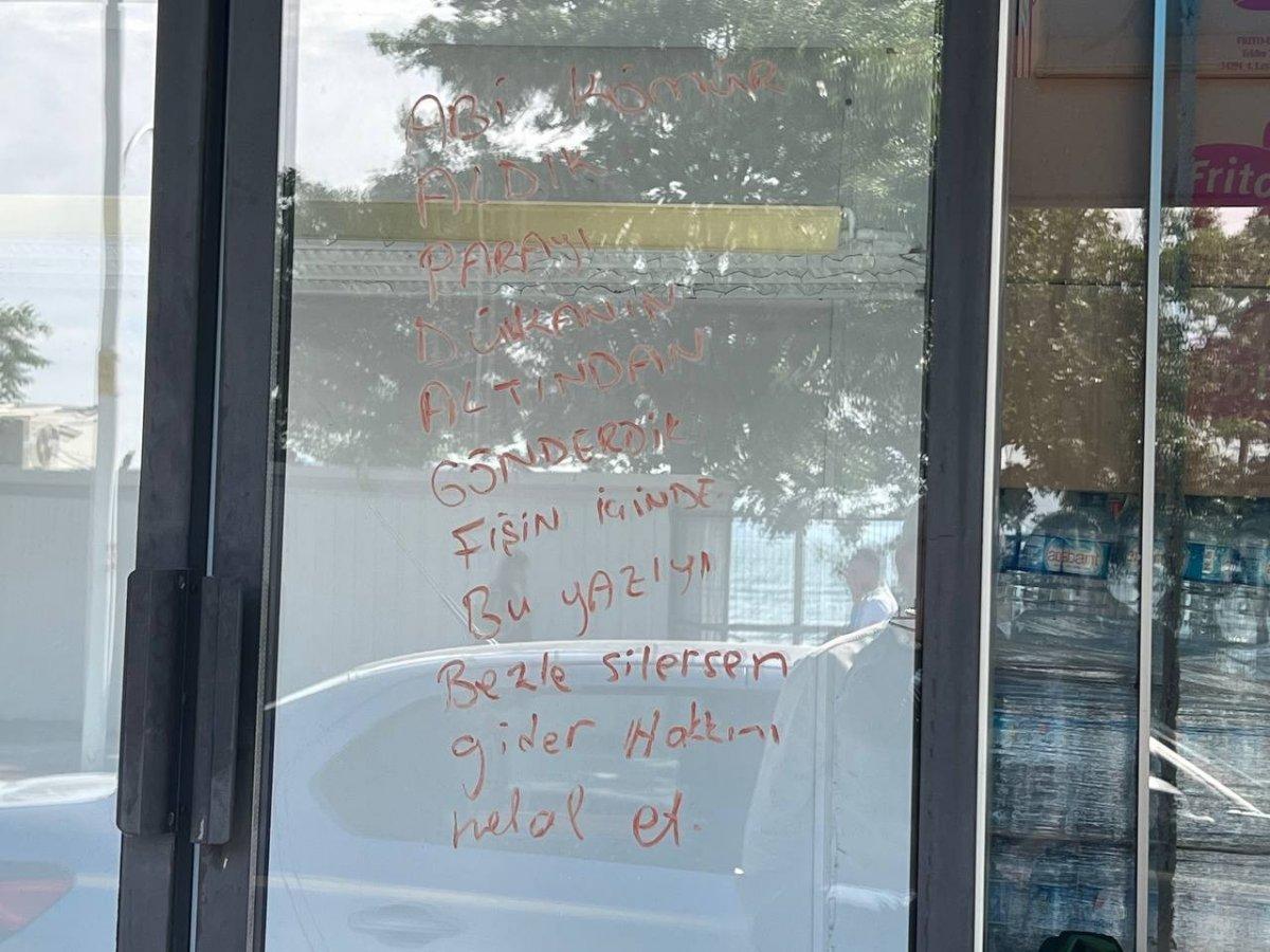 Bursa'da kapalı marketten kömür alınca parasını içeri attı