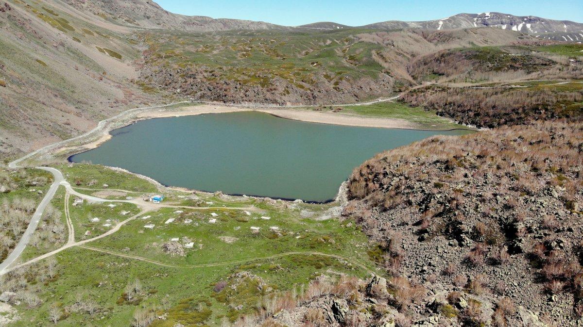 Bitlis'teki Nemrut Krater Gölü'nde turizm başladı