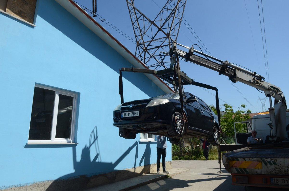 Bursa'da evini yıkmaya gelen belediyeye direndi