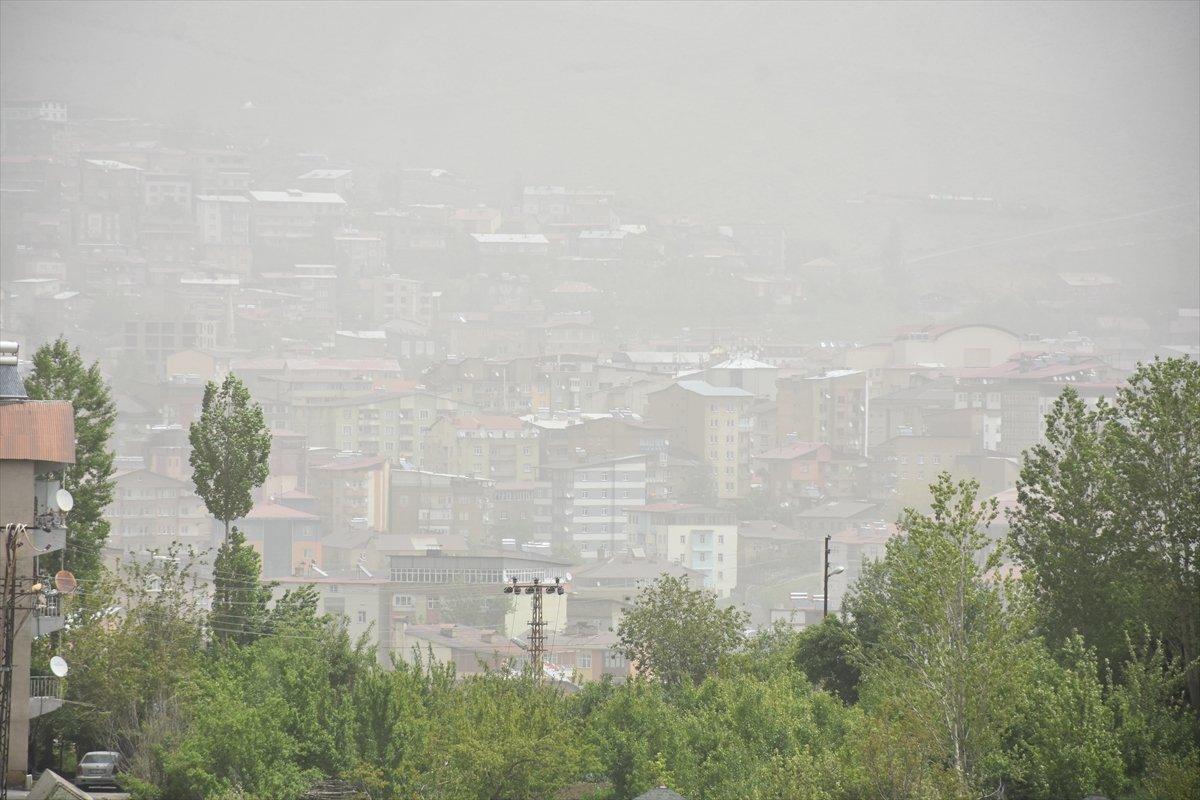 Hakkari'de toz taşınımı etkisini sürdürüyor