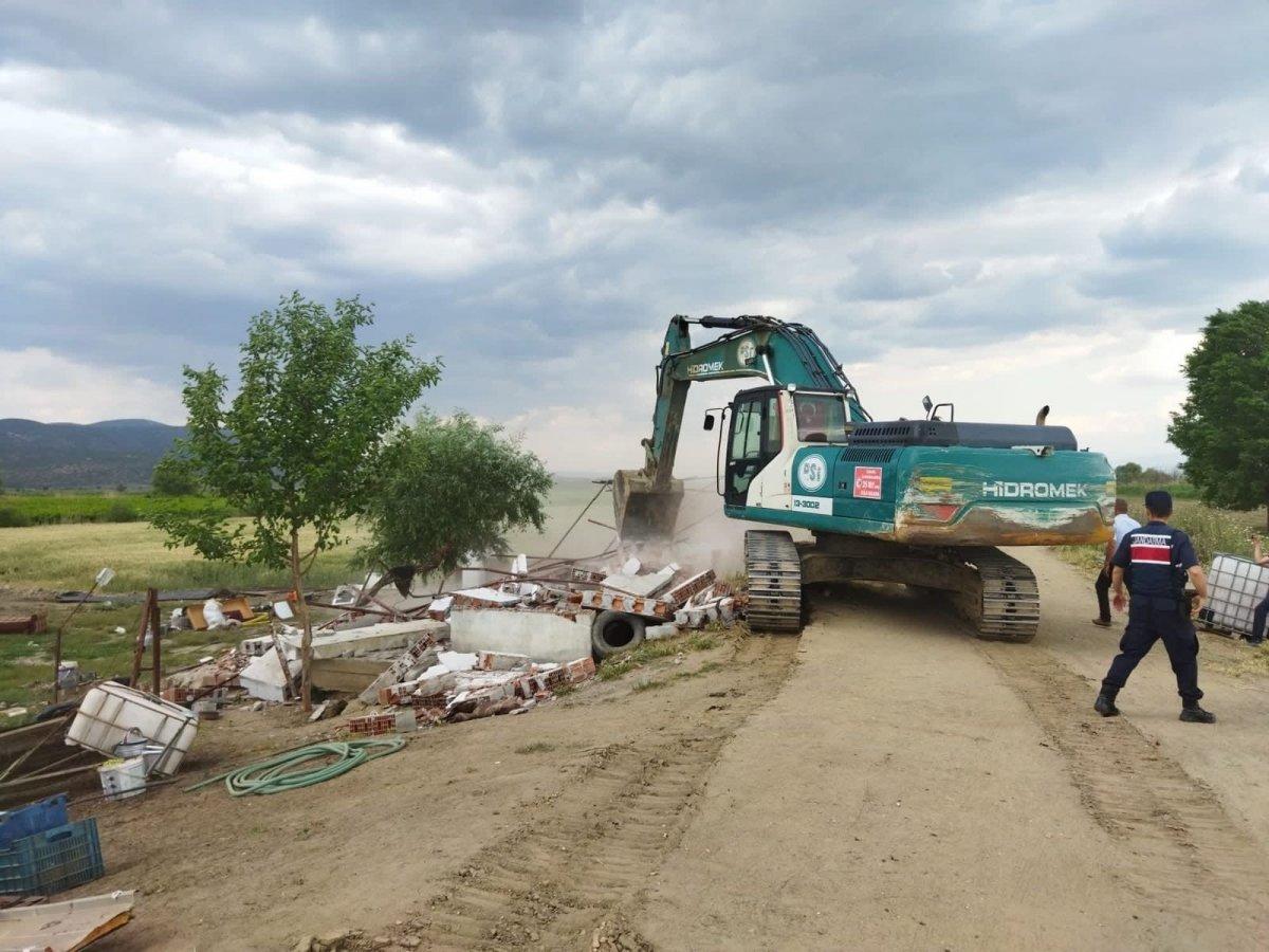 Manisa'da kaçak inşa edilen yapılar yıkılıyor