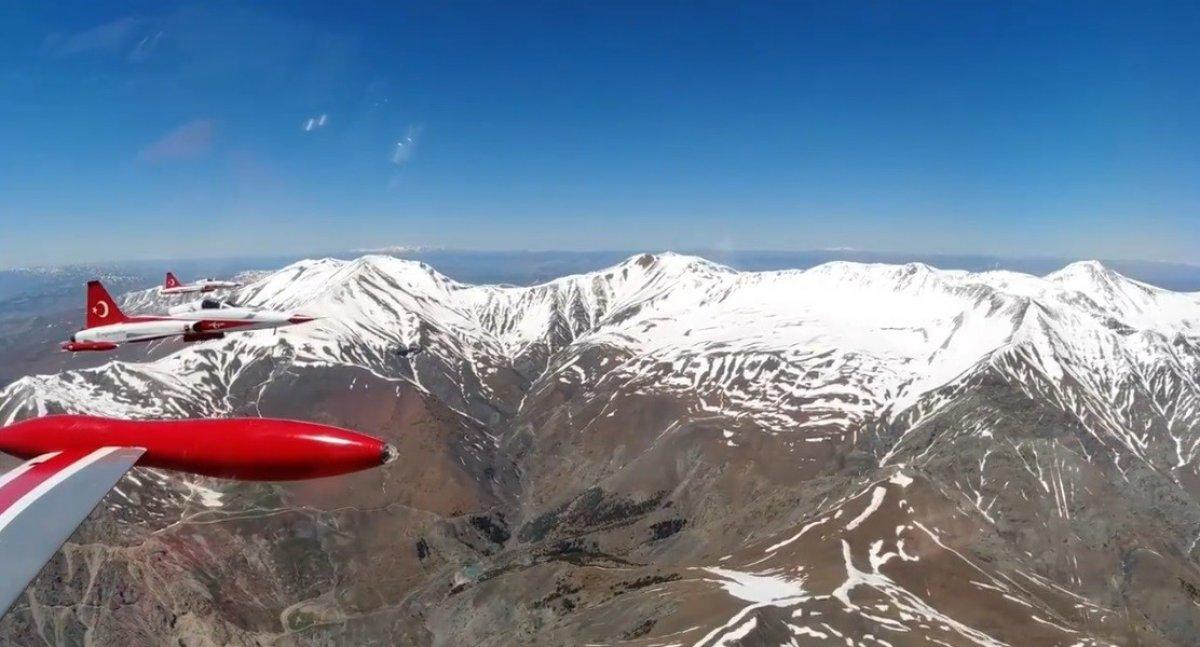 Erzincan'da Türk Yıldızları’nın nefes kesen akrobasi gösterisi