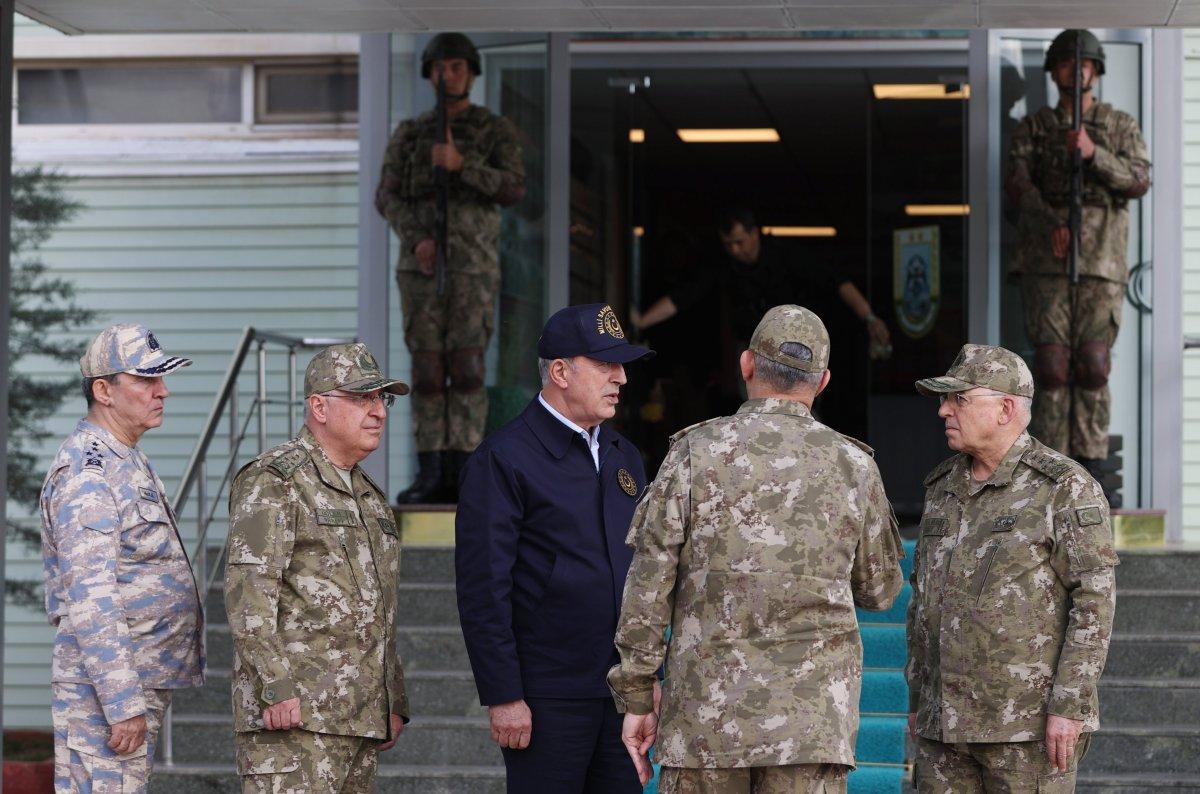 Hulusi Akar ve komutanlar Irak sınırında