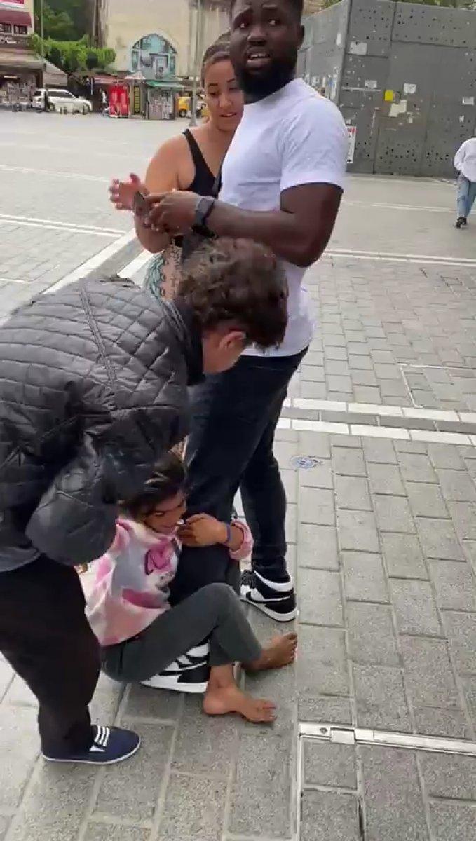 Fatih'te turistin bacağına sarılıp bırakmayan dilenci çocuk