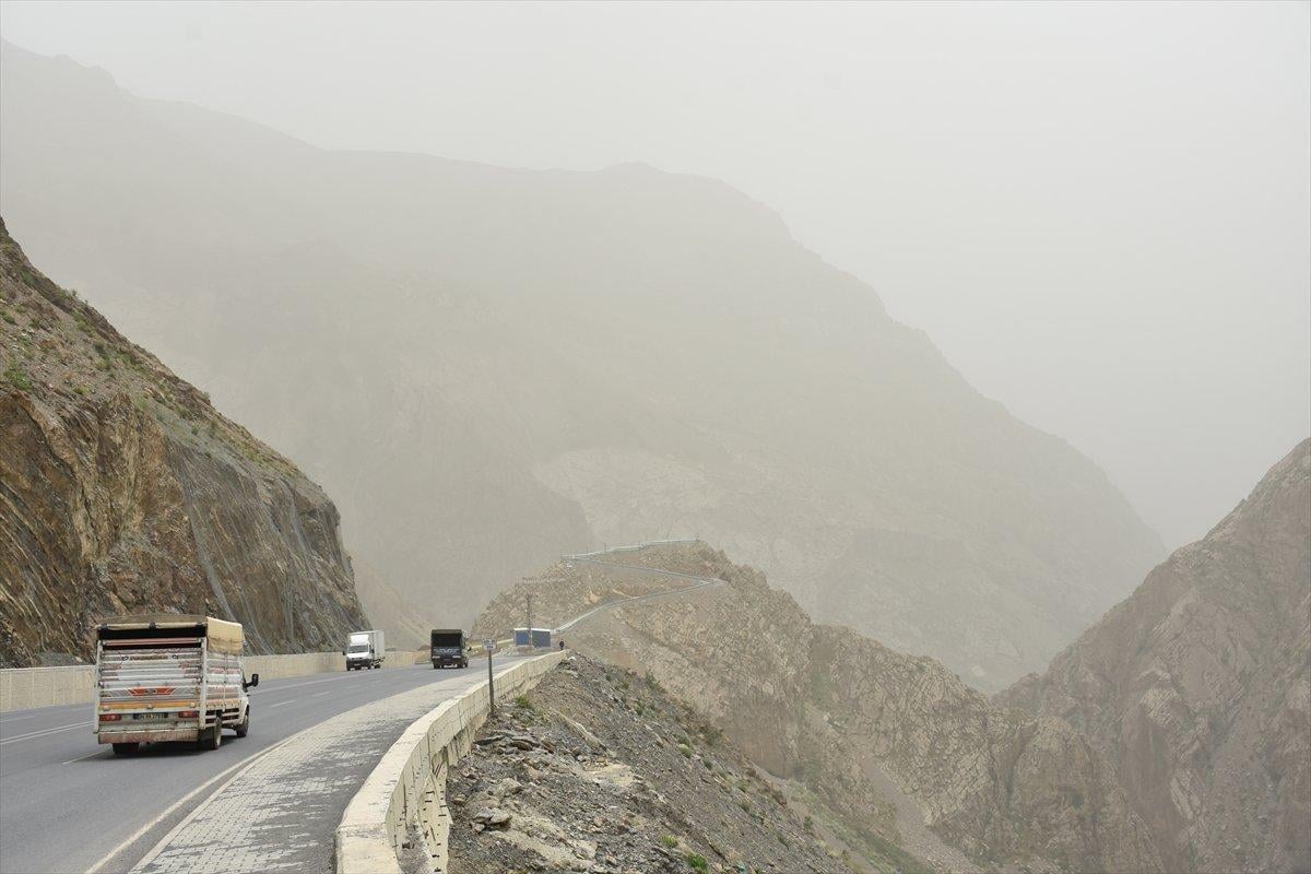 Hakkari'de toz taşınımı etkisini sürdürüyor