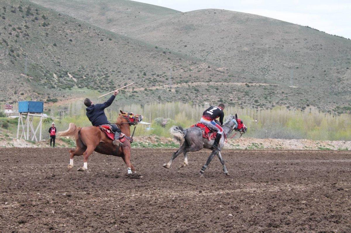 Bayburt'ta cirit müsabakasındaki muhabirin zor anları