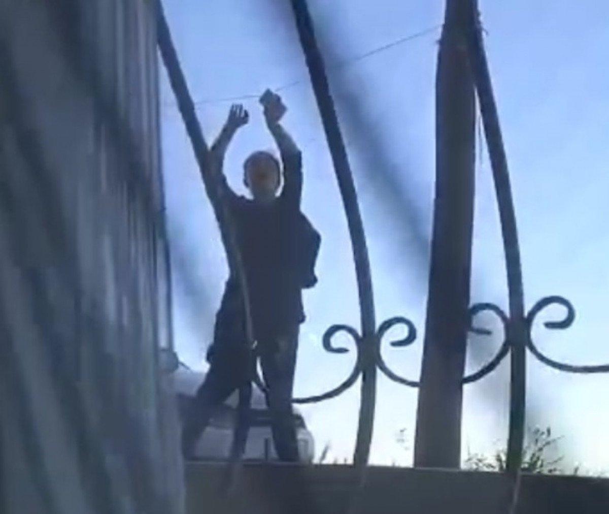 Sultangazi'de komşusunun evine taş atan kadın, ortalığı karıştırdı