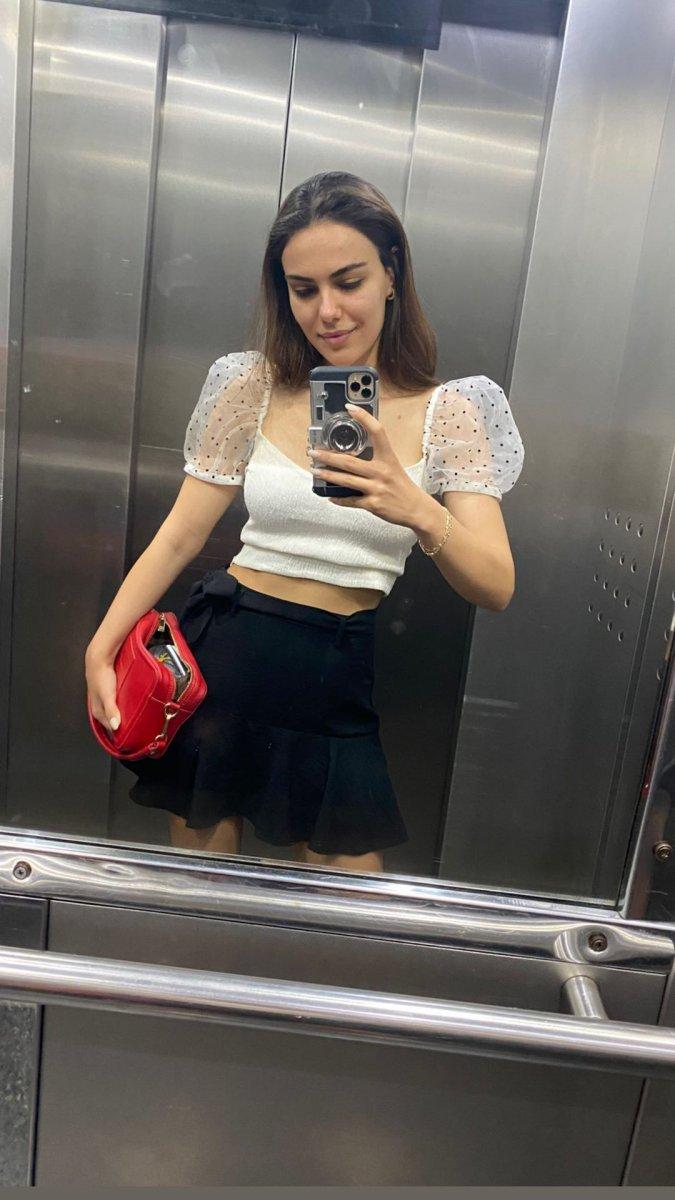 Özgü Kaya'nın asansör pozu