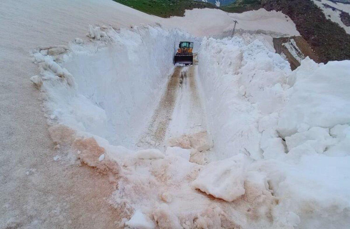 Hakkari'de karla mücadele sürüyor