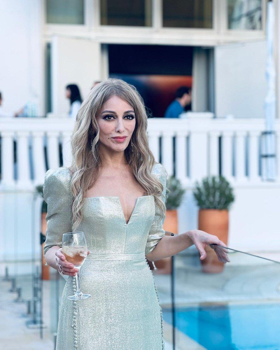 Oğlu Hira, Zerrin Tekindor'u Cannes'da yalnız bırakmadı