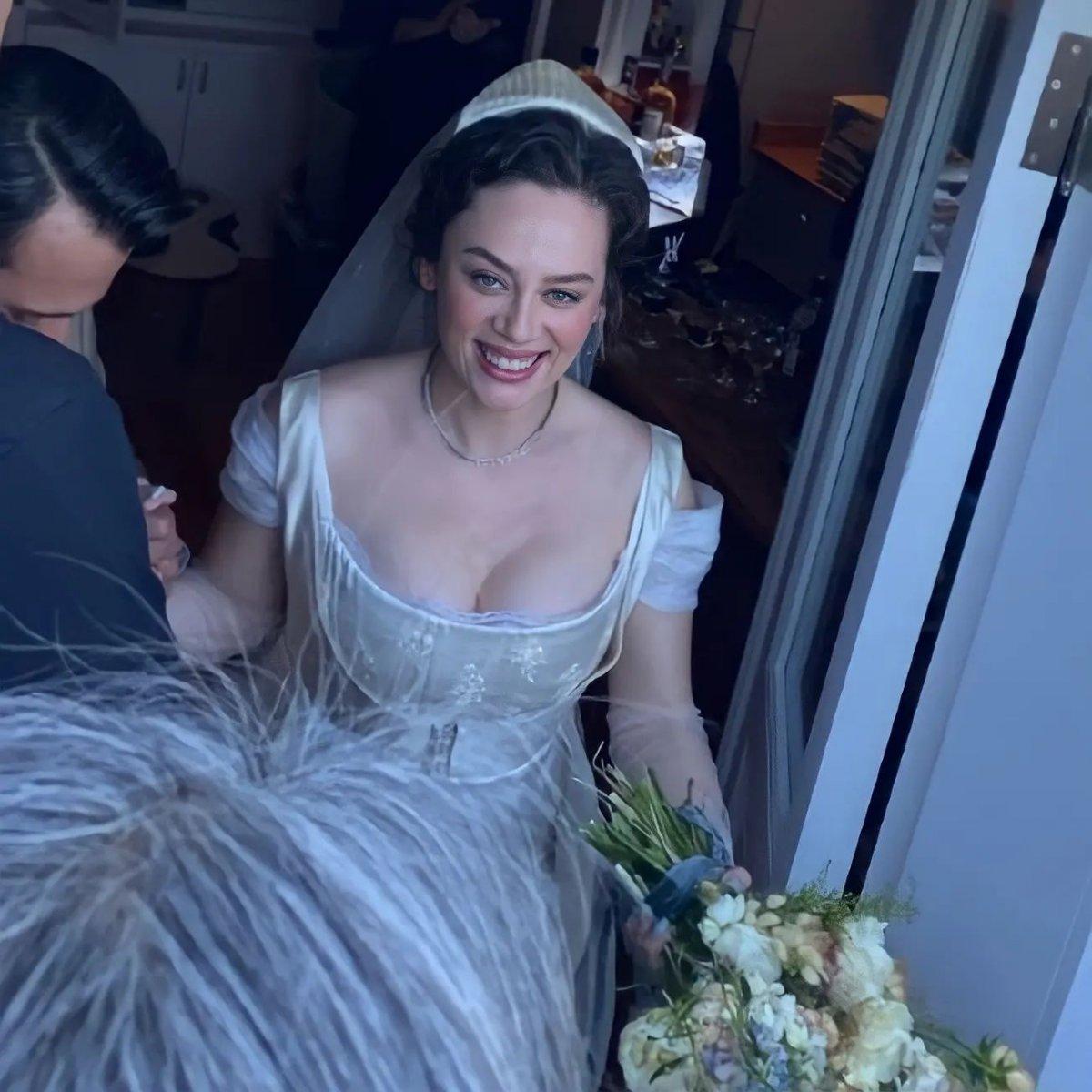 Demet Evgar, düğünde mesir macunu dağıttı