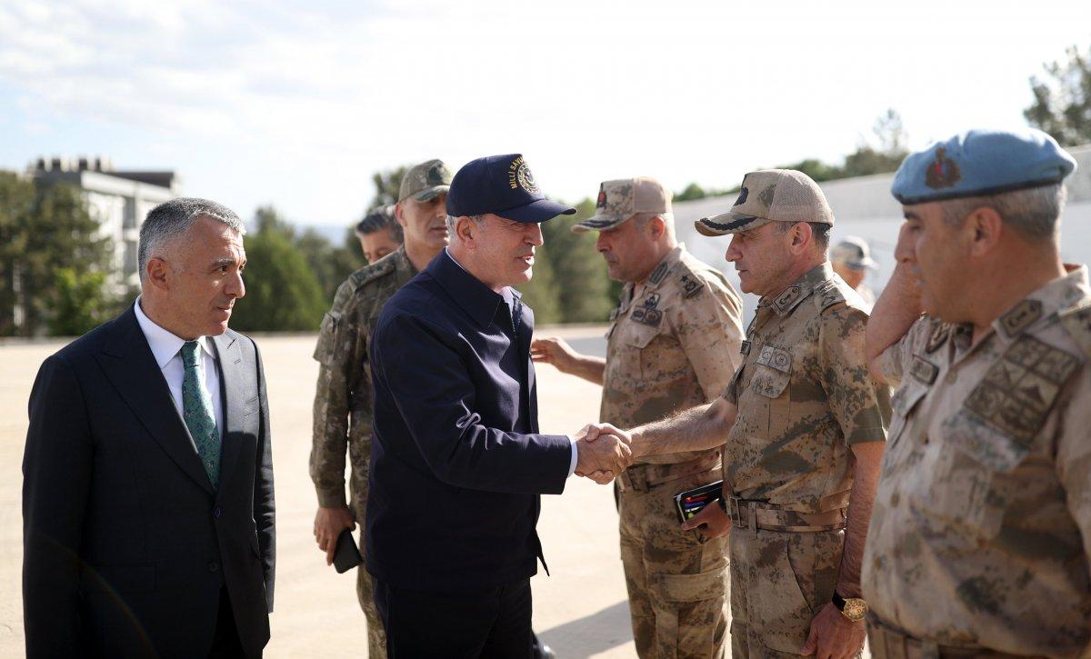 Hulusi Akar ve komutanlar Irak sınırında