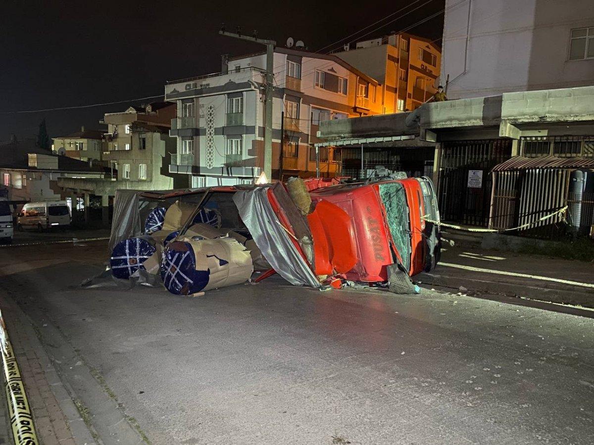 Kocaeli'de freni boşalan kamyon kamelyaya çarptı: Yaralılar var