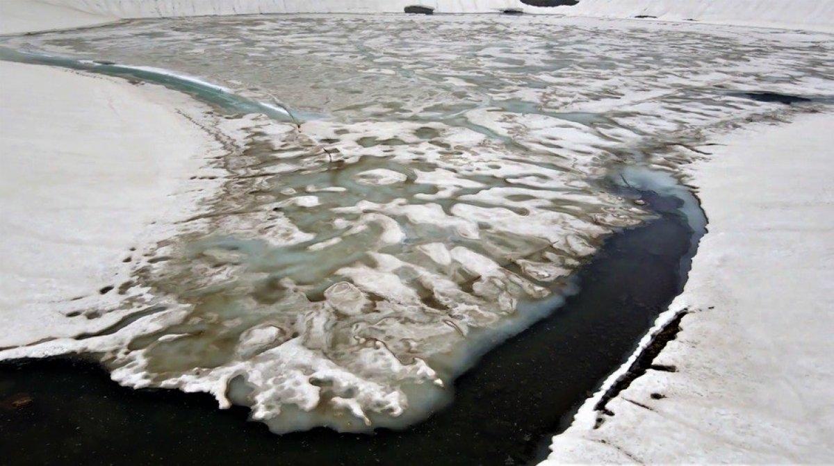 Bursa'nın zirvesinde eriyen karlar, görsel şölen sundu