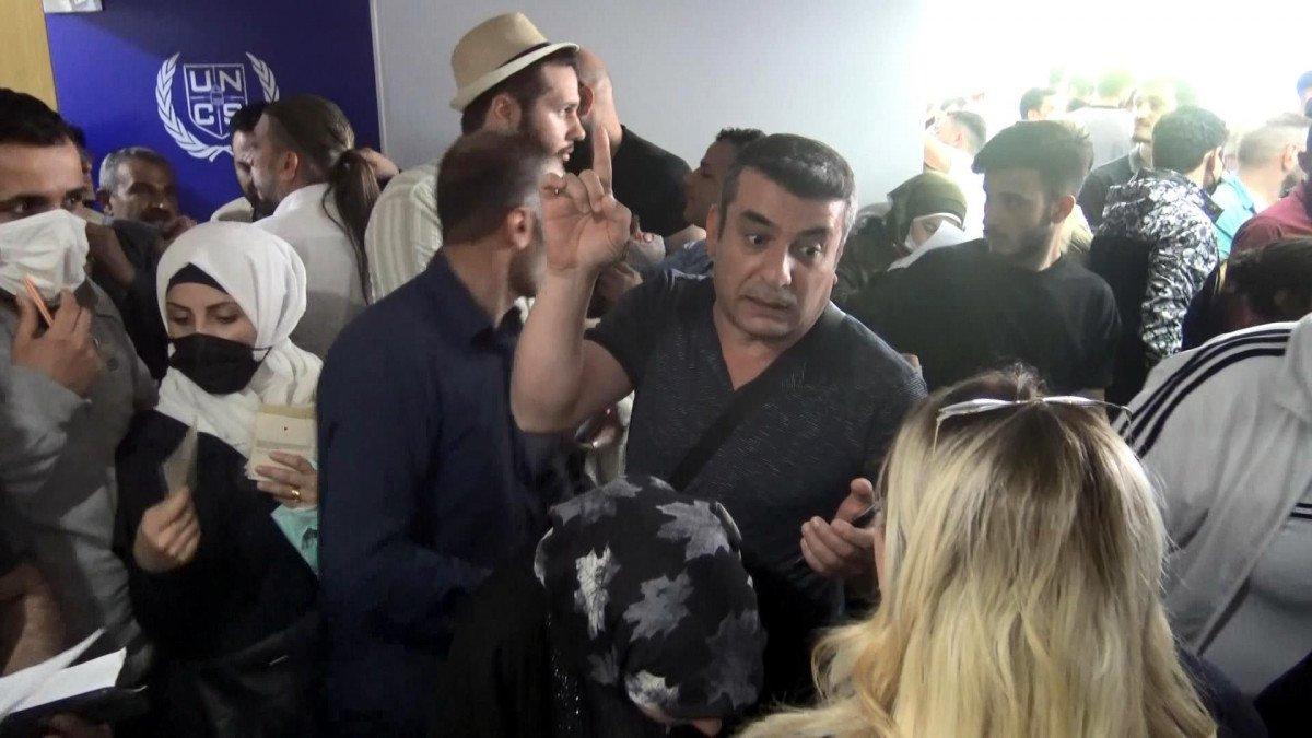 Göçmenler, Avrupa'da iş fırsatı sunan ofiste yoğunluk oluşturdu