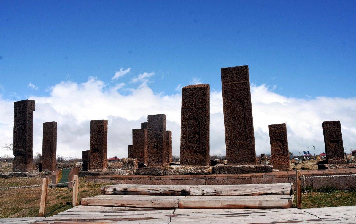 Ahlat'taki mezar taşları, ziyaretçilerini tarihi yolculuğa çıkarıyor