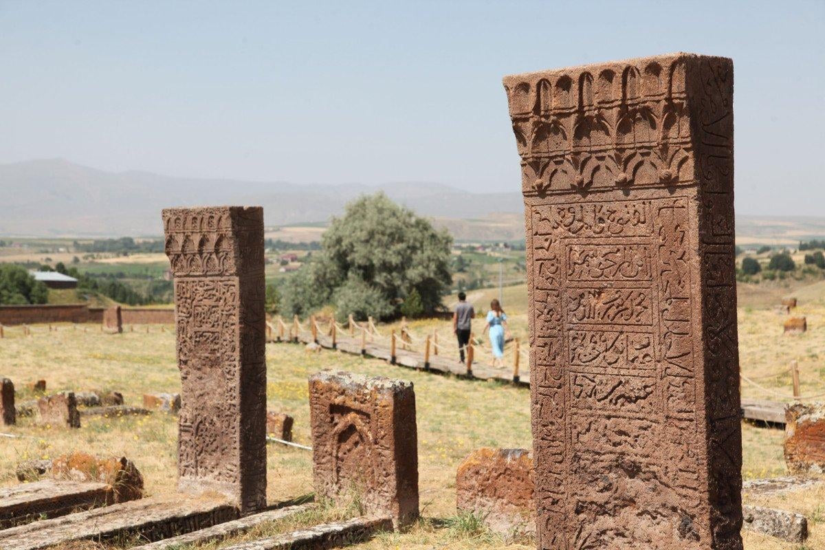 Ahlat'taki mezar taşları, ziyaretçilerini tarihi yolculuğa çıkarıyor