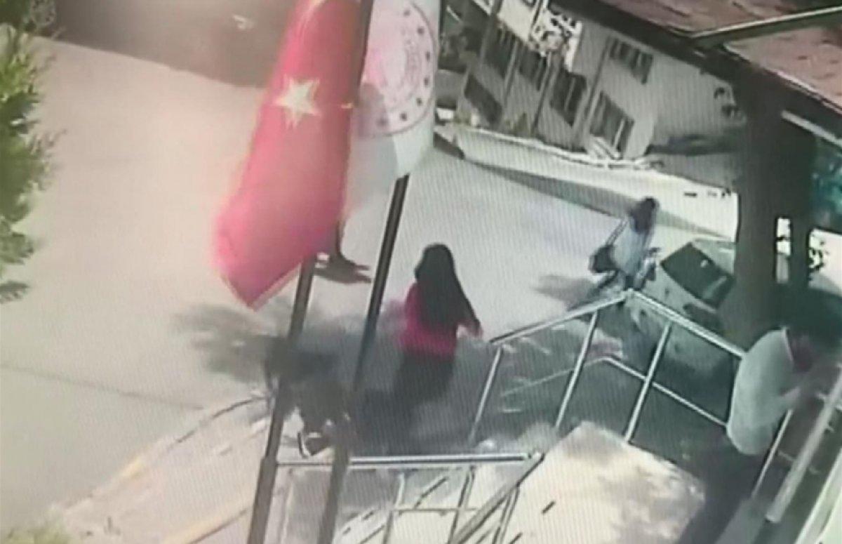 Gaziosmanpaşa'da, aile sağlığı merkezi önündeki kadına sokak köpekleri saldırdı