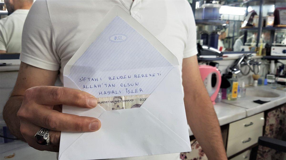 Karabük'te siftah parası bırakan hayırsever kameralara yakalandı