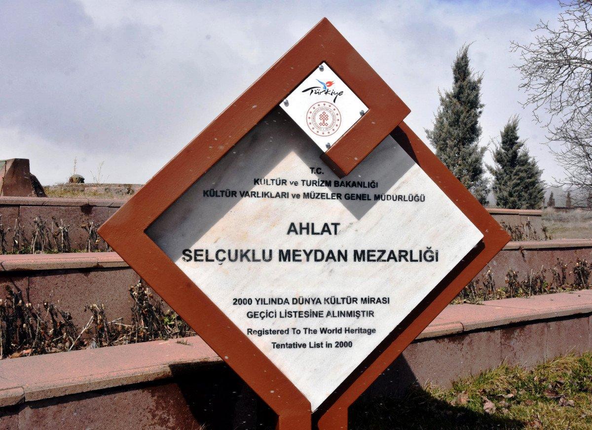 Ahlat'taki mezar taşları, ziyaretçilerini tarihi yolculuğa çıkarıyor
