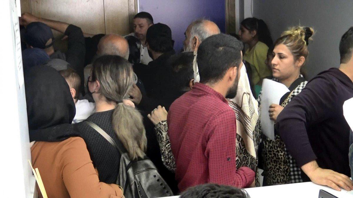 Göçmenler, Avrupa'da iş fırsatı sunan ofiste yoğunluk oluşturdu