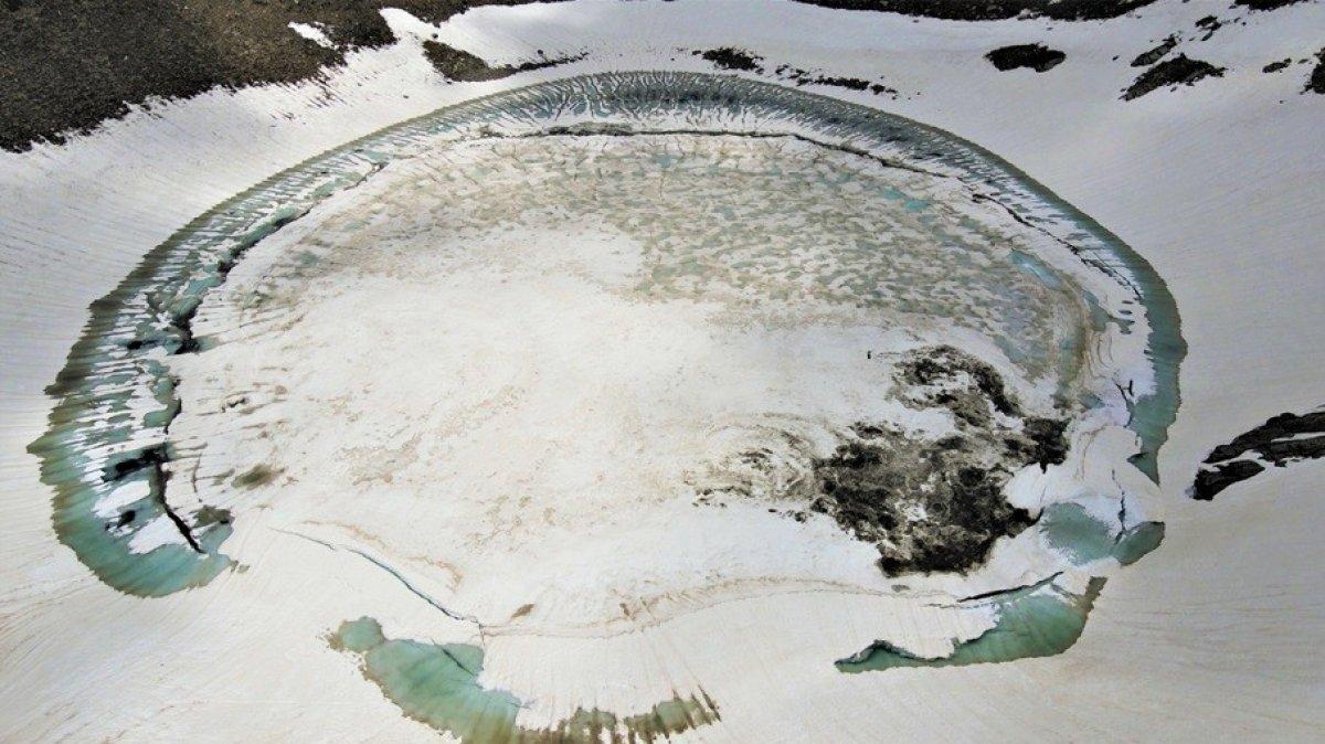 Bursa'nın zirvesinde eriyen karlar, görsel şölen sundu