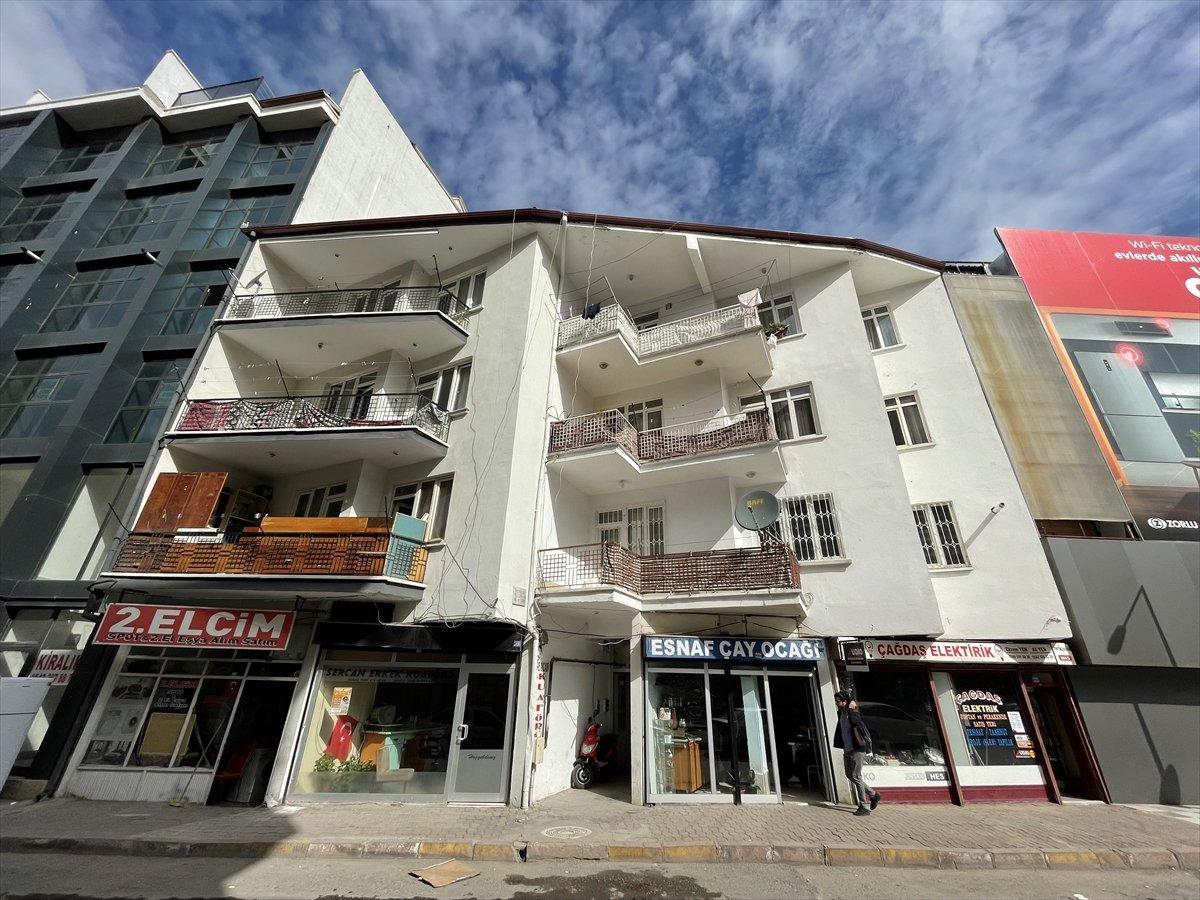 Aksaray'da eşini bıçaklayan şahıs, çocuklarını balkondan attı