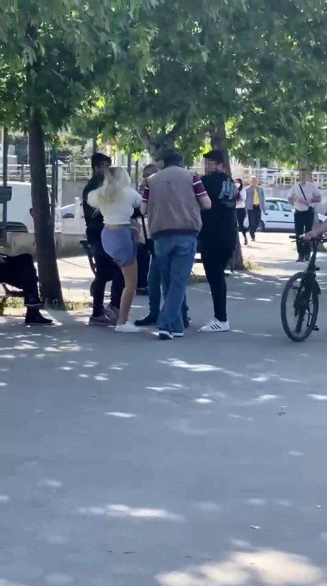 Beylikdüzü'ndeki kadın, videosunu çeken sapığı dövdü