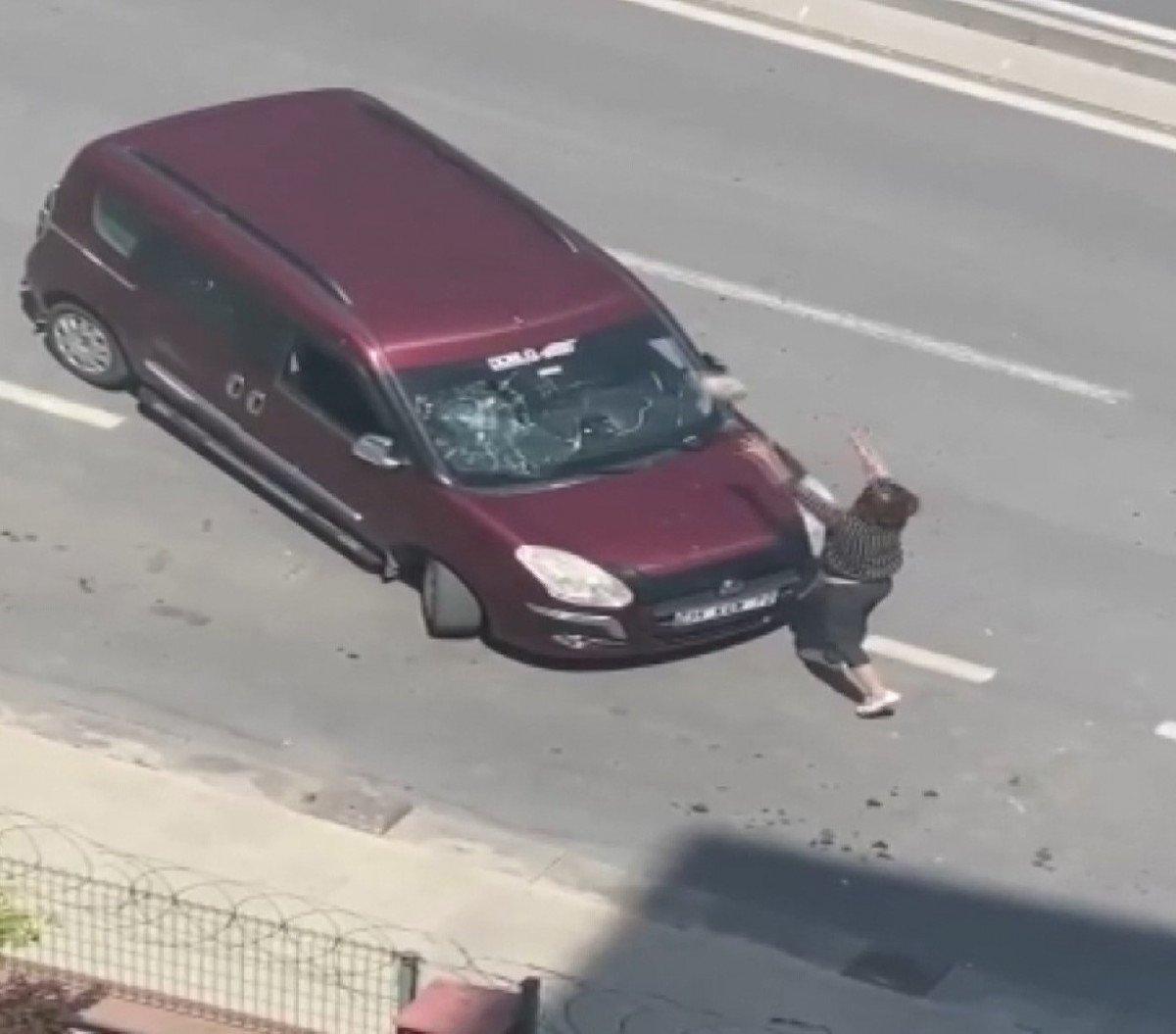 Beylikdüzü'nde kaza yaptı, ortalığı birbirine kattı