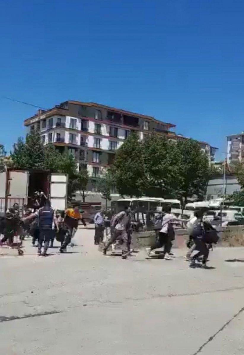 Kocaeli’de 35 göçmen kamyon kasasında yakalandı