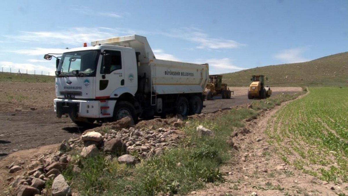Kayseri'de mahalle sakinlerinden traktörlü ‘köpek barınağı’ eylemi