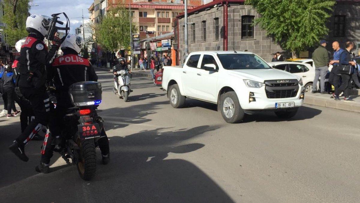 Kars'taki öğrencilerin saç saça kavgası