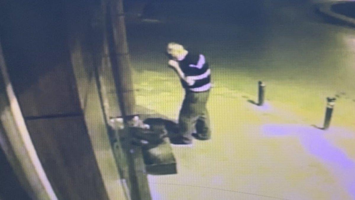 Zeytinburnu'nda önce tadına baktı, sonra çaldı