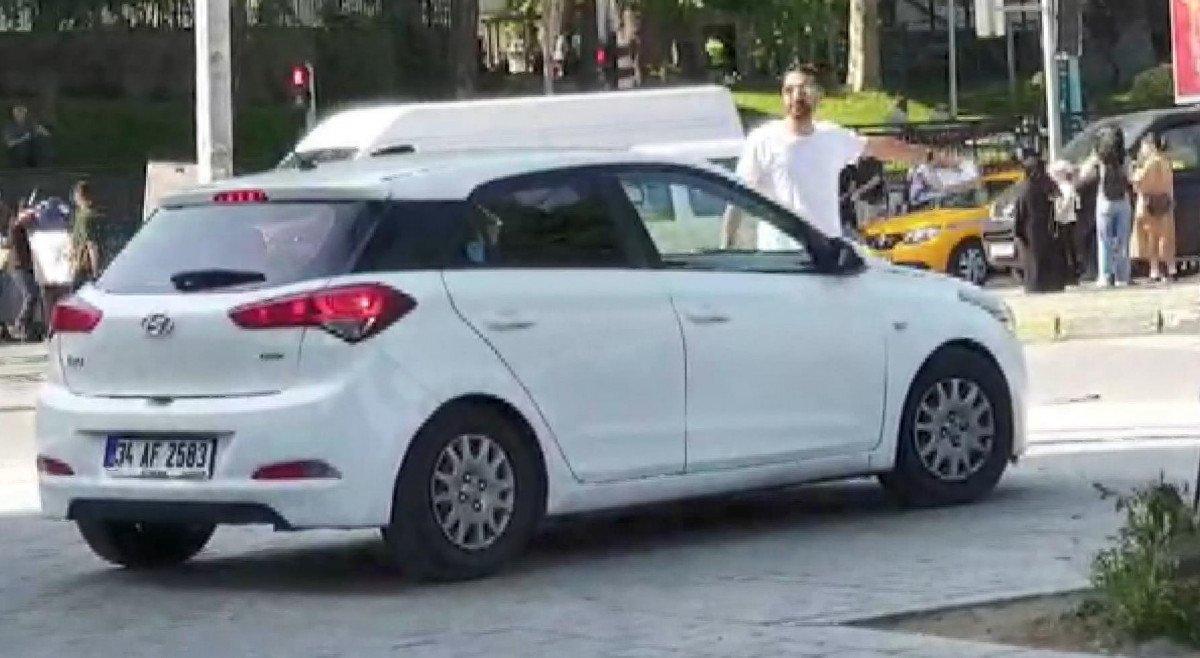 Beyoğlu’ndaki değnekçi kamerada: Polis hemen yakaladı