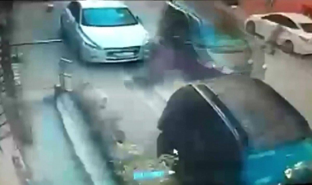 Esenyurt’ta sürücü önce yayaya ardından 3 araca çarptı