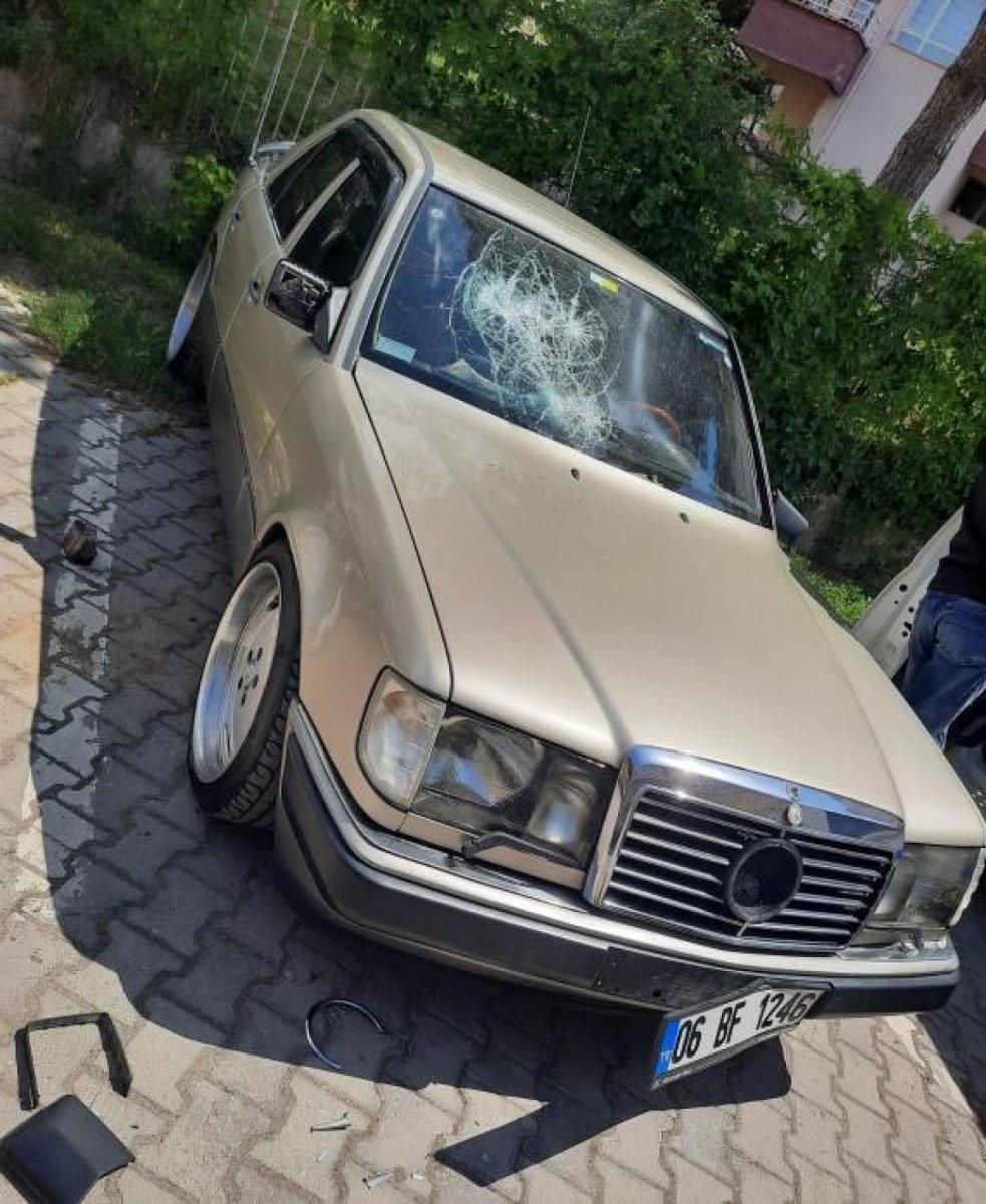 Ankara'da bakıcı kadından, patronunun otomobiline taşlı saldırı